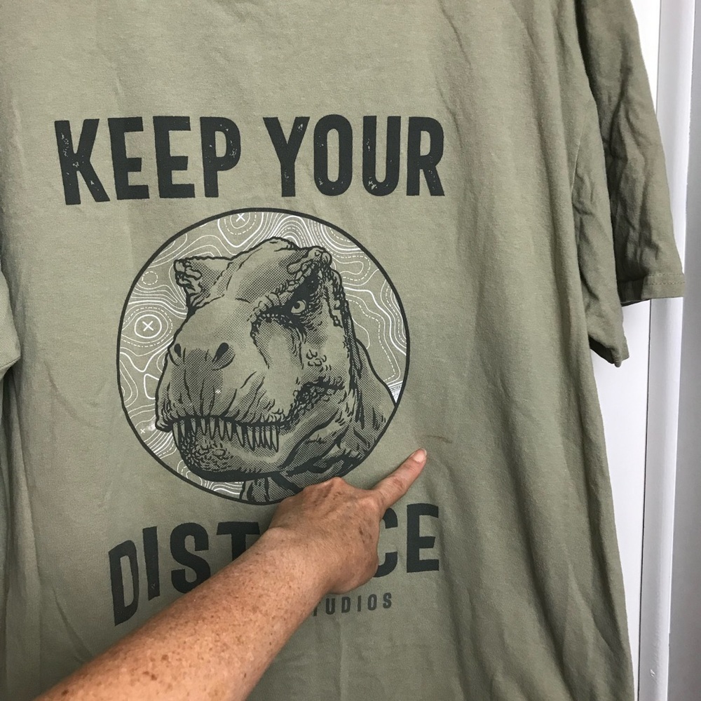 Jurassic World Keep Your Distance UNIVERSAL STUDIOS Size 2XL 100% Cotton - Picture 4 of 7